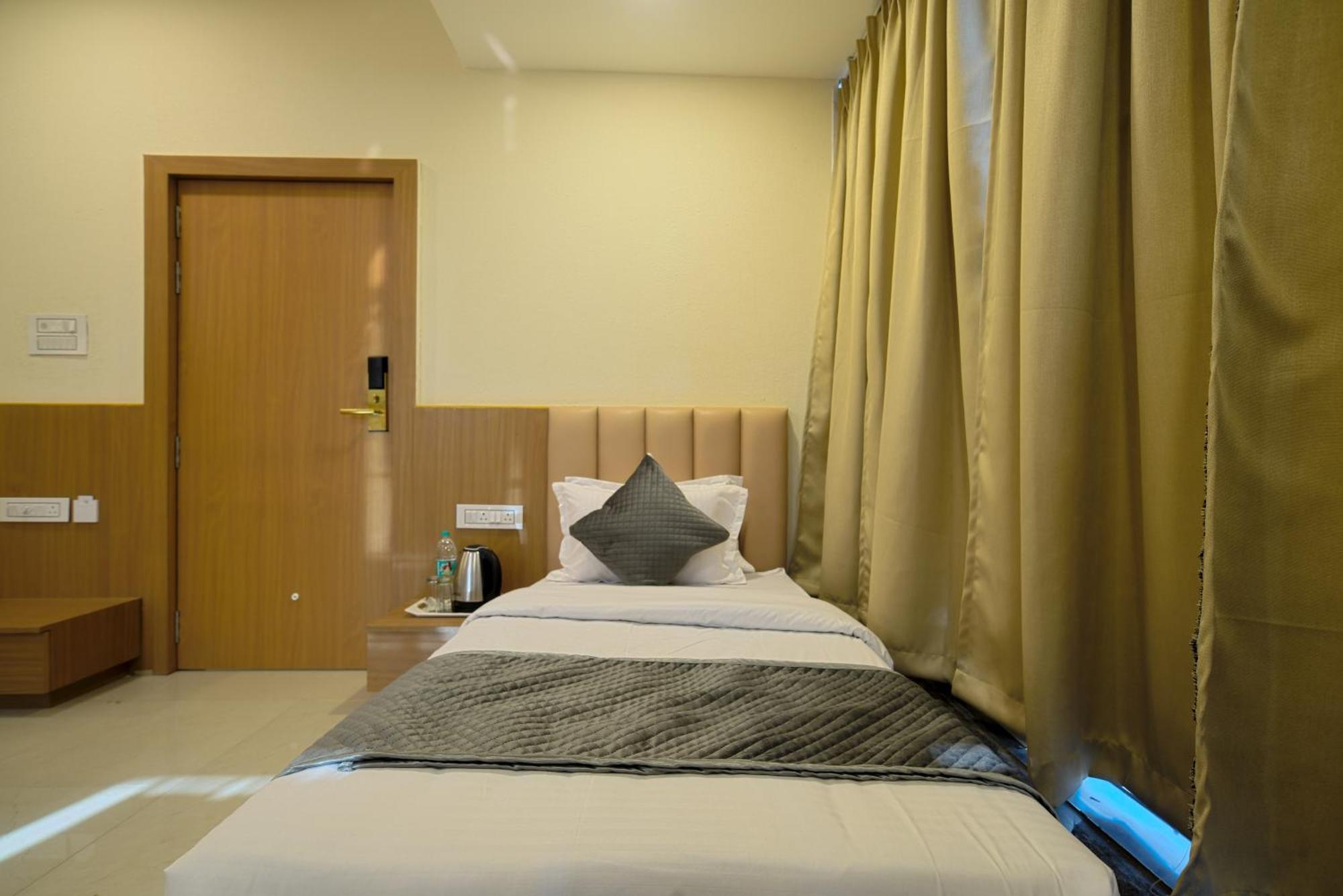 Hotel Shivlok Ujjain Oda fotoğraf